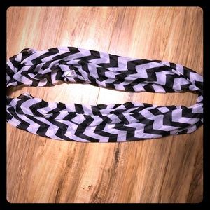 BLACK AND WHITE SCARF